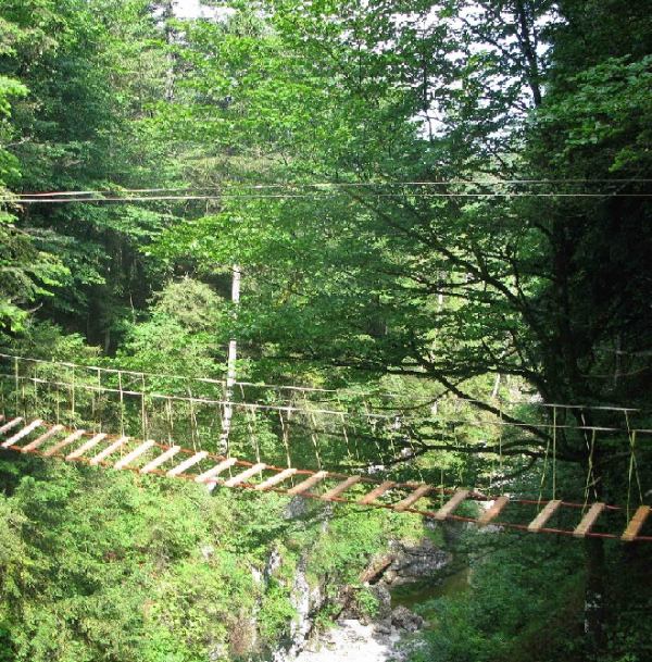 Brückenbau über einer Klamm